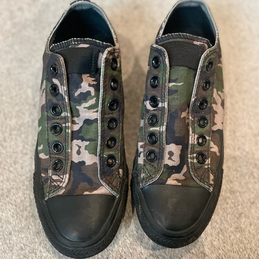 Converse - Camo, like New! 6.5